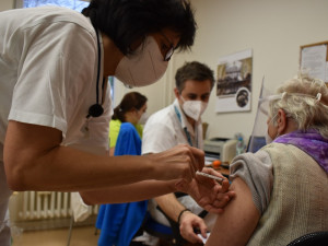 V centrech sociální péče v Praze 6 se začalo očkovat proti koronaviru