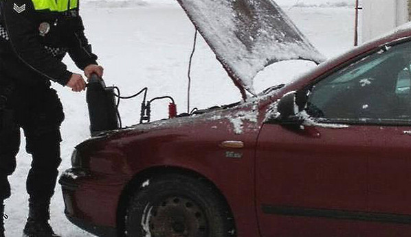 Strážníci městské policie pomáhají startovat promrzlá auta
