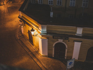 Žena v noci vypadla z okna u Karlova mostu. Zřejmě chtěla spáchat sebevraždu