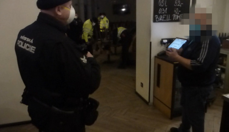 Šeberák není jediný. V centru Prahy měla otevřeno další restaurace, zvala lidi dovnitř