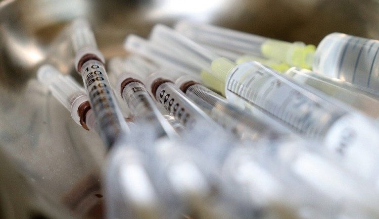 Začala registrace na očkování proti koronaviru pro seniory. Volné termíny byly obsazeny již hodinu od spuštění