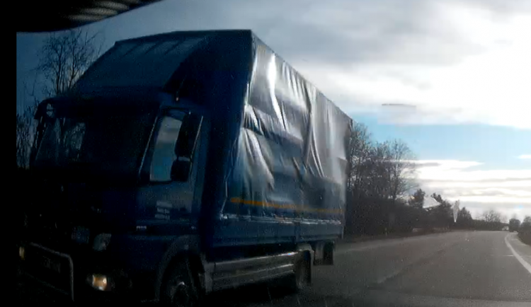 Led z náklaďáku ohrozil protijedoucího řidiče. Policie hledá svědky nehody u Hořic