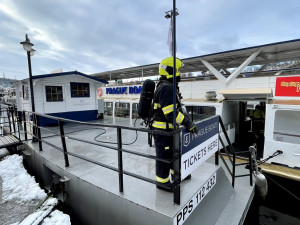 FOTO, VIDEO: Na Vltavě hořelo v podpalubí jednoho z parníku. Požár se podařilo rychle uhasit