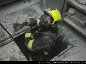 FOTO, VIDEO: Na Vltavě hořelo v podpalubí jednoho z parníku. Požár se podařilo rychle uhasit