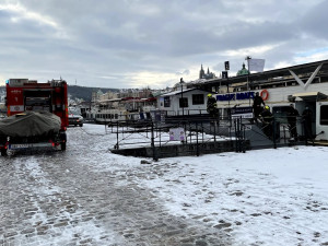 FOTO, VIDEO: Na Vltavě hořelo v podpalubí jednoho z parníku. Požár se podařilo rychle uhasit