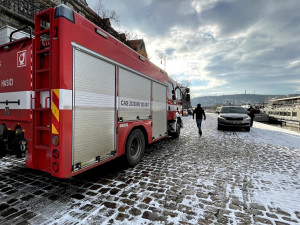 FOTO, VIDEO: Na Vltavě včera hořelo v podpalubí parníku. Požár se podařilo rychle uhasit