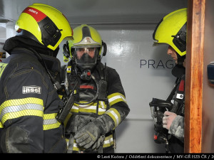FOTO, VIDEO: Na Vltavě hořelo v podpalubí jednoho z parníku. Požár se podařilo rychle uhasit