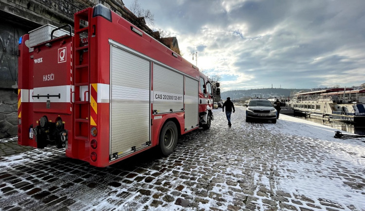 FOTO, VIDEO: Na Vltavě hořelo v podpalubí jednoho z parníku. Požár se podařilo rychle uhasit