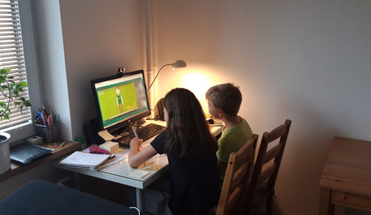 Problémem distanční výuky může být neúčast žáků, technicky jsou vybaveni všichni