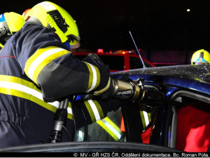 FOTO: Hasiči včera večer zasahovali u nehody u Průhonic. Jednoho člověka museli vyprostit