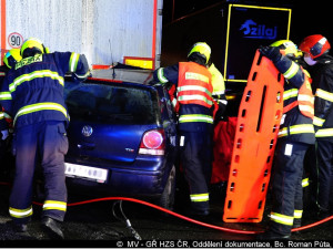FOTO: Hasiči včera večer zasahovali u nehody u Průhonic. Jednoho člověka museli vyprostit