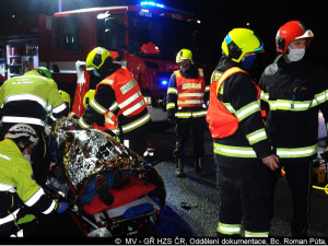 FOTO: Hasiči včera večer zasahovali u nehody u Průhonic. Jednoho člověka museli vyprostit