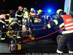 FOTO: Hasiči včera večer zasahovali u nehody u Průhonic. Jednoho člověka museli vyprostit
