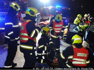 FOTO: Hasiči včera večer zasahovali u nehody u Průhonic. Jednoho člověka museli vyprostit