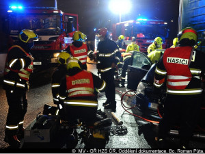 FOTO: Hasiči včera večer zasahovali u nehody u Průhonic. Jednoho člověka museli vyprostit