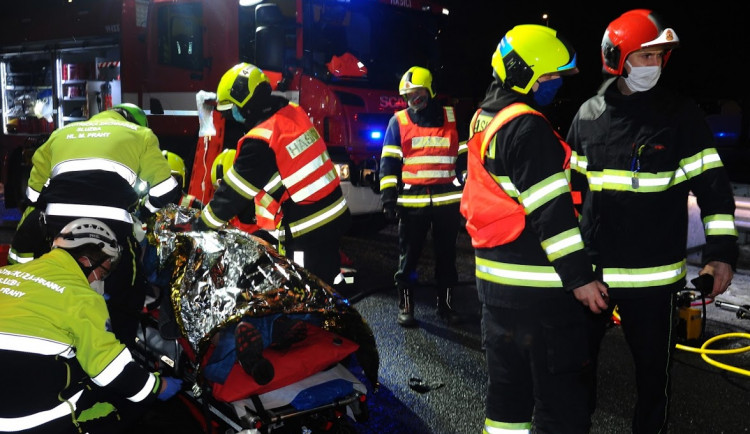 FOTO: Hasiči včera večer zasahovali u nehody u Průhonic. Jednoho člověka museli vyprostit