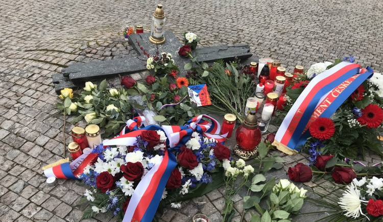 Památku Jana Palacha si včera před Národním muzeem připomněli předseda Senátu Vystrčil i senátorka Němcová