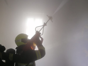 FOTO: V centru Prahy hořel dům. Požár zastavil tramvajový provoz
