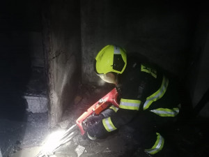 FOTO: V centru Prahy hořel dům. Požár zastavil tramvajový provoz