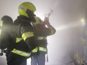 FOTO: V centru Prahy hořel dům. Požár zastavil tramvajový provoz
