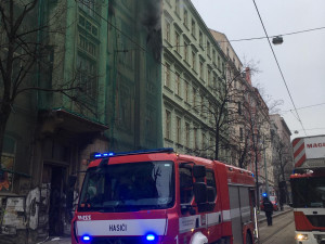 FOTO: V centru Prahy hořel dům. Požár zastavil tramvajový provoz