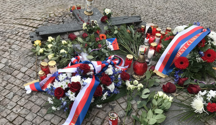 Památku Jana Palacha si včera před Národním muzeem připomněli předseda Senátu Vystrčil i premiér Babiš