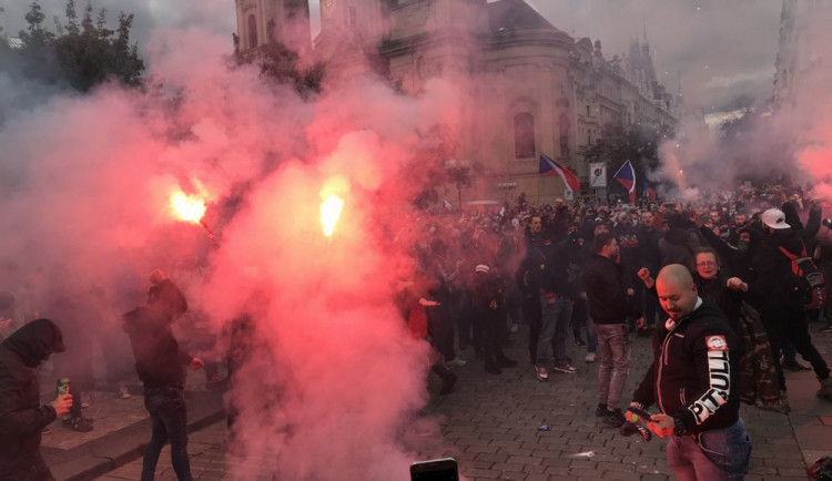 Zákroky policistů při demonstraci na Staroměstském náměstí byly podle inspekce oprávněné