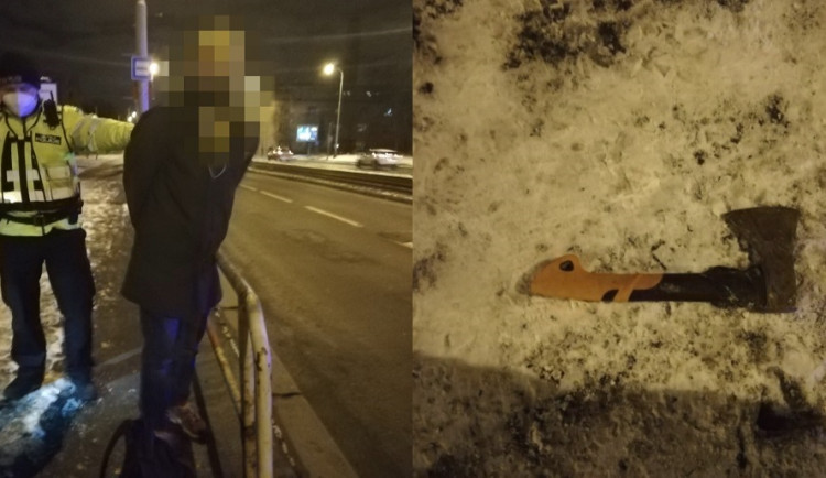 VIDEO: Muž cestoval tramvají se sekerou v ruce. Cestujícím vyhrožoval zabitím