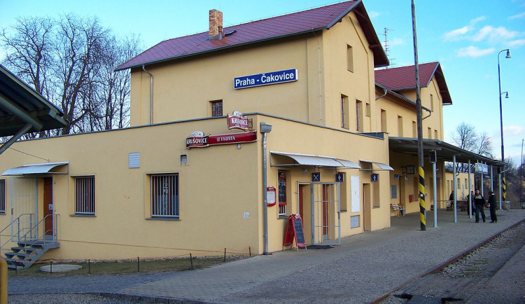 1024px-Praha-Čakovice,_nádražní_budova