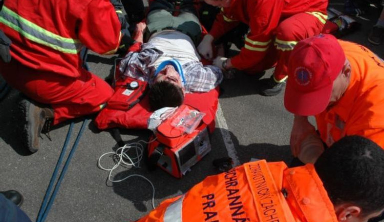 První pomoc může člověku zachránit život. Umíte ji však správně poskytnout?