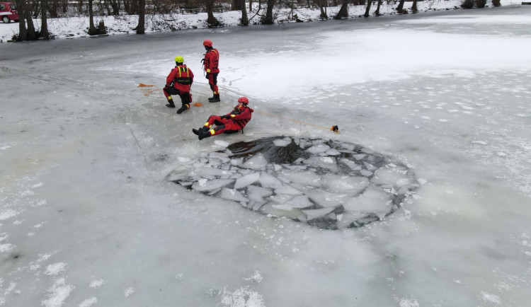 FOTO: Pražští hasiči měli výcvik na zamrzlém rybníku. Radí, jak se na vodní ploše v zimě chovat