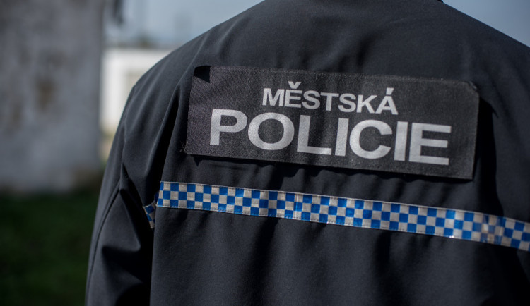 Sousedé slyšeli z vedlejšího bytu volání o pomoc, na místo dorazili policisté, hasiči i záchranka