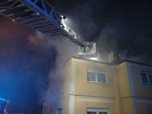 FOTO, VIDEO: V Praze hořel dům. Obyvatelé museli vyhledat náhradní ubytování