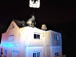 FOTO, VIDEO: V Praze hořel dům. Obyvatelé museli vyhledat náhradní ubytování