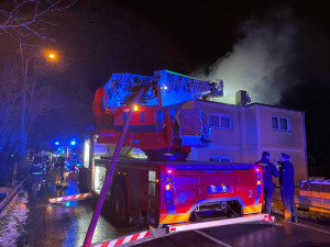 FOTO, VIDEO: V Praze hořel dům. Obyvatelé museli vyhledat náhradní ubytování