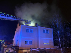 FOTO, VIDEO: V Praze hořel dům. Obyvatelé museli vyhledat náhradní ubytování