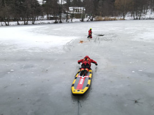 FOTO: Pražští hasiči měli výcvik na zamrzlém rybníku. Radí, jak se chovat na zamrzlé vodní ploše