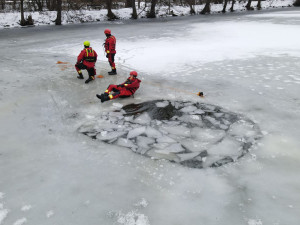 FOTO: Pražští hasiči měli výcvik na zamrzlém rybníku. Radí, jak se na vodní ploše v zimě chovat