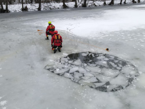 FOTO: Pražští hasiči měli výcvik na zamrzlém rybníku. Radí, jak se chovat na zamrzlé vodní ploše