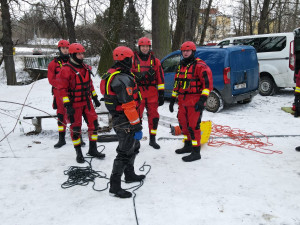 FOTO: Pražští hasiči měli výcvik na zamrzlém rybníku. Radí, jak se chovat na zamrzlé vodní ploše