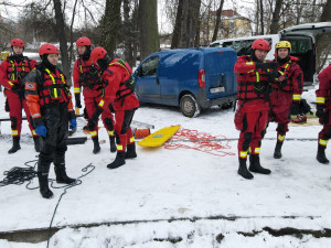 FOTO: Pražští hasiči měli výcvik na zamrzlém rybníku. Radí, jak se chovat na zamrzlé vodní ploše