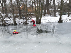 FOTO: Pražští hasiči měli výcvik na zamrzlém rybníku. Radí, jak se chovat na zamrzlé vodní ploše