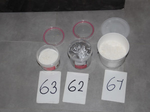 FOTO, VIDEO: Muž volal v bytě o pomoc. Přivolaní policisté u něj našli varnu pervitinu a heroin