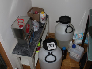 FOTO, VIDEO: Muž volal v bytě o pomoc. Přivolaní policisté u něj našli varnu pervitinu a heroin