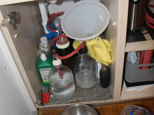 FOTO, VIDEO: Muž volal v bytě o pomoc. Přivolaní policisté u něj našli varnu pervitinu a heroin