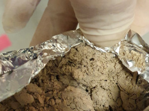 FOTO, VIDEO: Muž volal v bytě o pomoc. Přivolaní policisté u něj našli varnu pervitinu a heroin