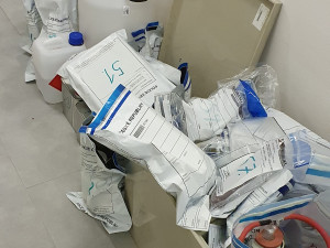 FOTO, VIDEO: Muž volal v bytě o pomoc. Přivolaní policisté u něj našli varnu pervitinu a heroin