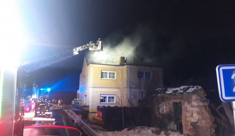 FOTO, VIDEO: V Praze hořel dům. Obyvatelé museli vyhledat náhradní ubytování