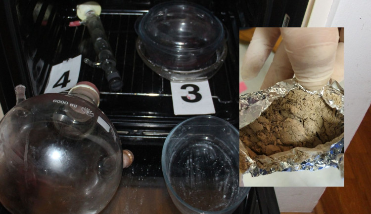 FOTO, VIDEO: Muž volal v bytě o pomoc. Přivolaní policisté u něj našli varnu pervitinu a heroin