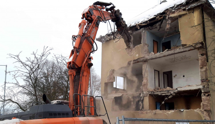 V Sokolově začala demolice vybydlených domů, nahradí je parkoviště